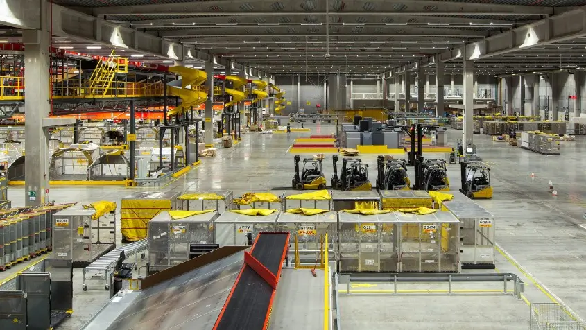Visual storytelling in marketing example: the distribution center of DHL